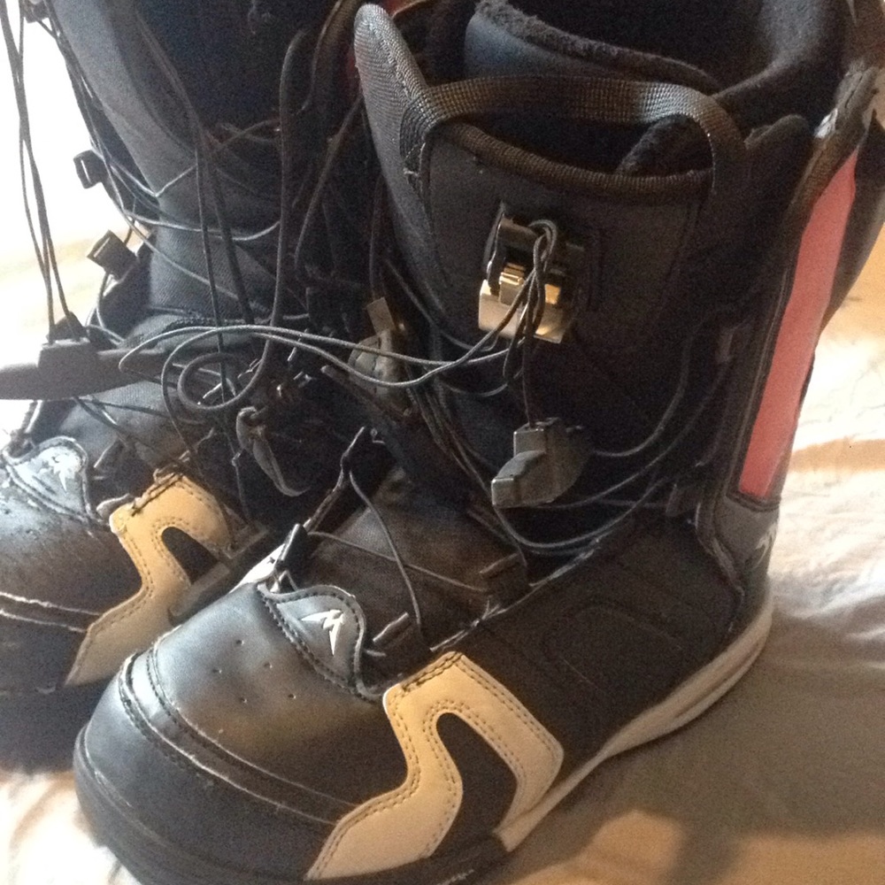 Snowboarding boots